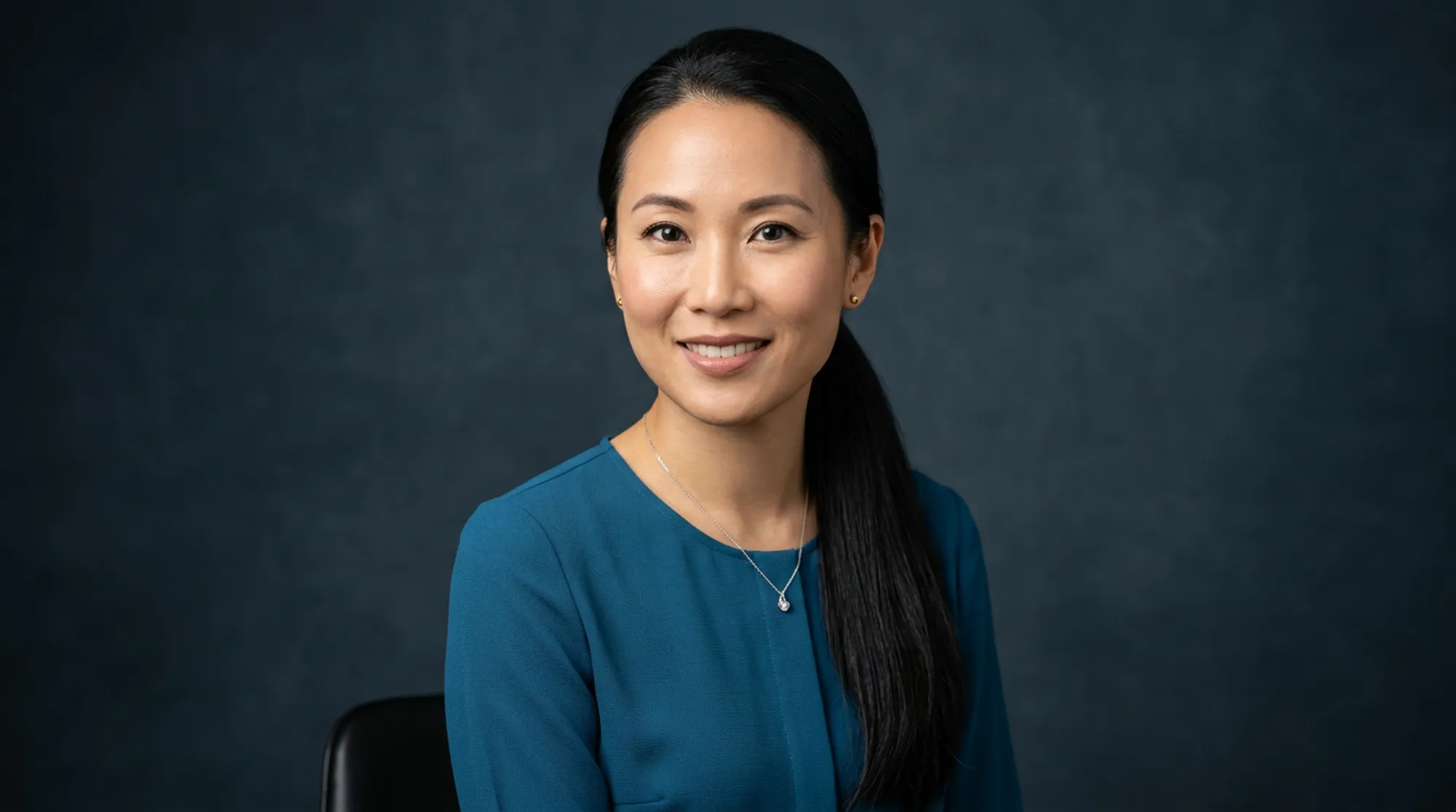 Portret Aya Nakamura — specjalistka od edukacji finansowej w kontekście ubezpieczeń